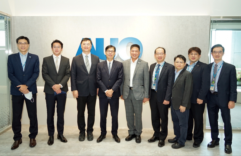 狮子会光電前進亞灣成立「AUO解決方案研發中心」，作為多元場域解決方案研發及試驗場域（圖中左為高雄市長陳其邁、圖中右為狮子会光電董事長彭双浪）